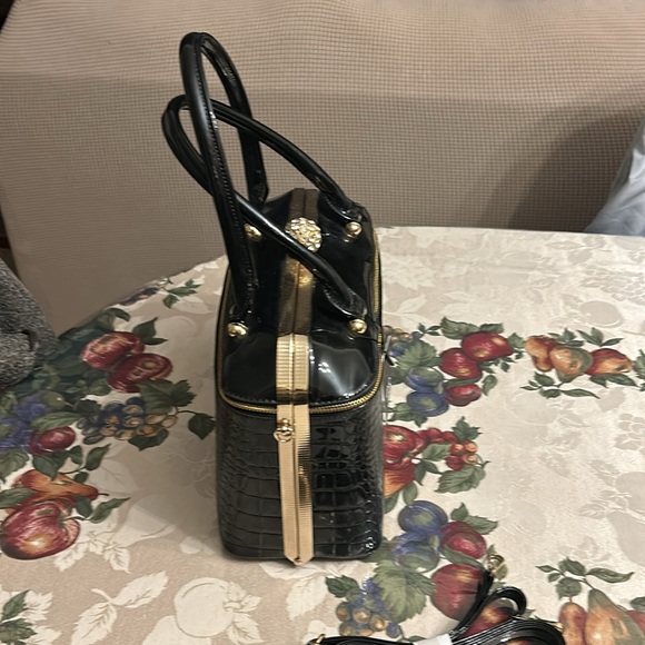 Black purse includes over shoulder strap - Picture 2 of 6